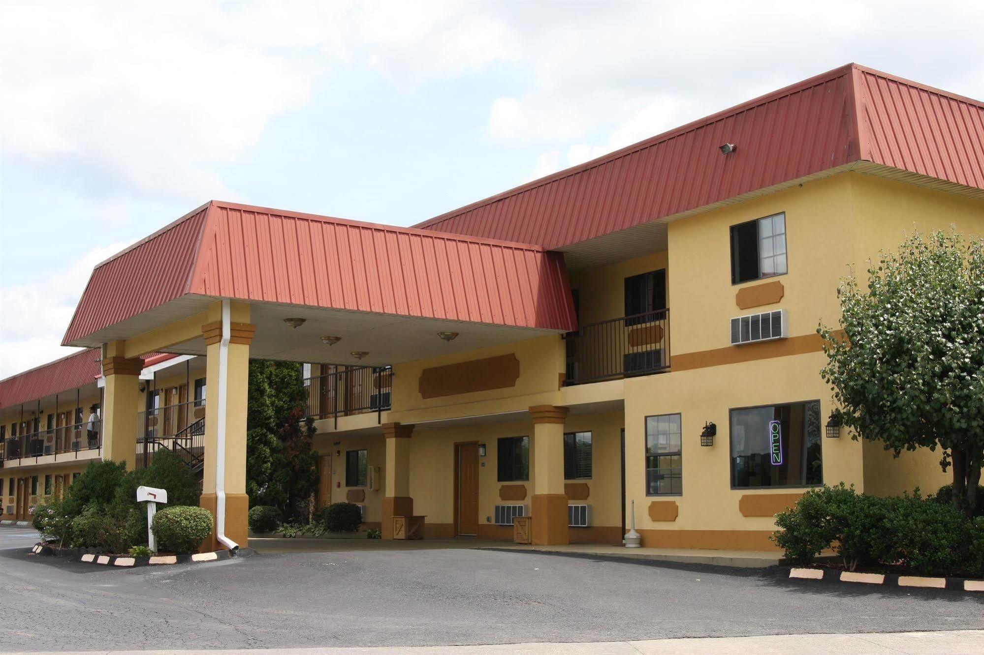 Express Inn & Suites Trion Exterior photo